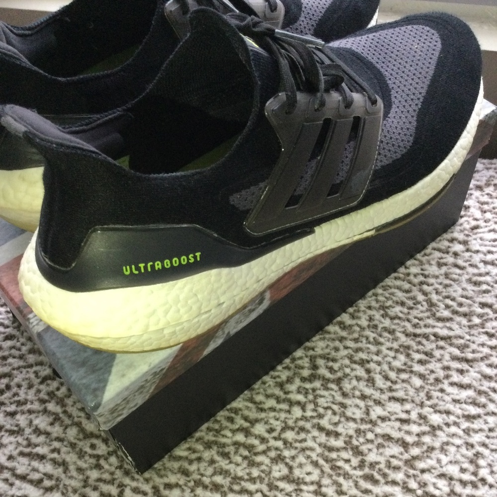 Adidas Ultra Boost 22 - Picture 2 of 7